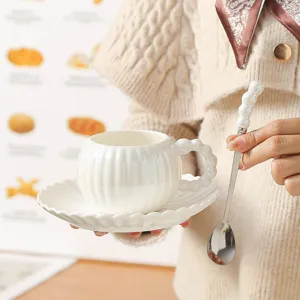 Set tazza caffè e piattino in ceramica a zucca con cucchiaio di perle per tè pomeridiano.
