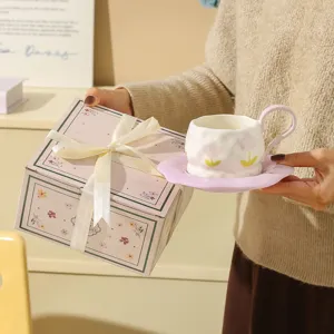 Juego de taza de café y platillo de cerámica con tulipán pintado a mano con caja de regalo.