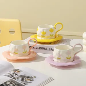 Handgeschilderde tulp keramische koffiekop en schotel detailweergave met prachtig bloemdesign.
