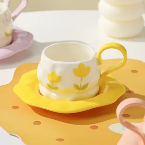 Handgeschilderde tulp keramische koffiekop en schotel detailweergave, schattig servies.