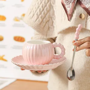 Set tazza da caffè e piattino in ceramica rosa con cucchiaio per tè pomeridiano a casa dolce