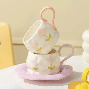 Handgeschilderde tulp keramische koffiekop en schotel detailopname, schattige cadeauset.