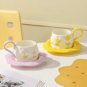 Handgeschilderde tulp keramische koffiekop en schotel set, schattig tafeldetail.