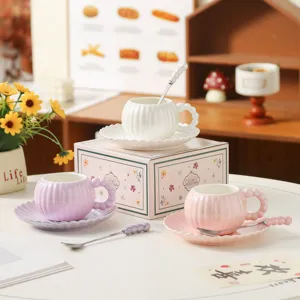 Set di tazze e piattini da caffè in ceramica estetica con design a forma di zucca, elegante.