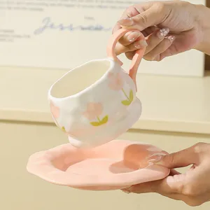 Vista detallada del juego de taza de café y plato de cerámica tulipán pintado, lindo regalo.