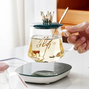 Tasse a cafe en verre transparent avec couvercle couronne dore et cuillere pour bureau.
