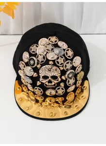 Cappellino da baseball nero con teschio in metallo, bottoni dorati e visiera lucida.