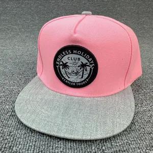 Gorra de béisbol snapback plana rosa y gris con un elegante parche bordado y moderno.