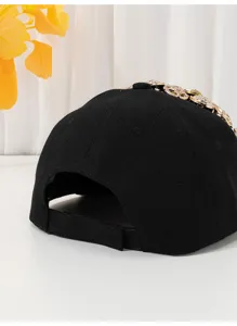 Cappellino da baseball nero con elegante decorazione di bottoni dorati di lusso.