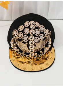 Cappellino piatto nero con ali di stelle metalliche dorate e catena stile hip hop