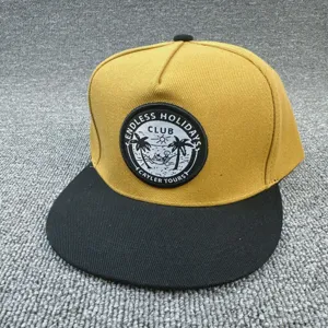 Gorra de béisbol plana hip-hop con corona amarilla y ala negra, parche bordado elegante.