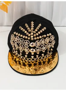 Cappellino da baseball nero con visiera piatta e dettagli borchiati dorati di lusso per tutti.