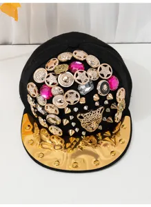 Cappellino piatto nero con lussuosi bottoni dorati barocchi, strass e leopardo.