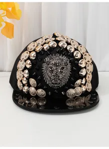 Stiloso cappellino nero con testa di leone in metallo e bottoni dorati barocchi.