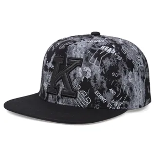 Primer plano de gorra de béisbol plana hip hop con bordado K y patrón en blanco y negro.