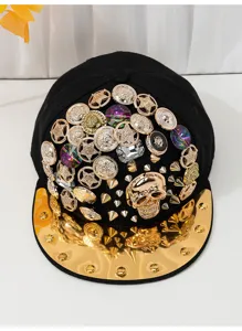Cappellino da baseball nero stile punk con teschio dorato e bottoni in metallo.