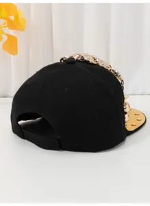 Cappellino da baseball nero con visiera piatta e catena dorata di lusso, cinturino regolabile.