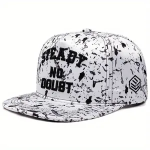 Gros plan sur la casquette hip-hop blanche avec broderie et motif éclaboussures.