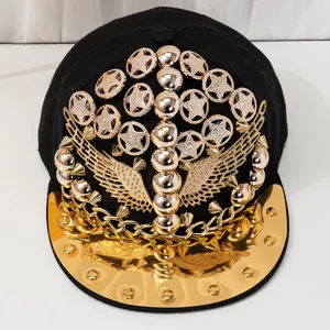 Cappello da baseball con visiera piatta nera, ali dorate e stelle per look streetwear.
