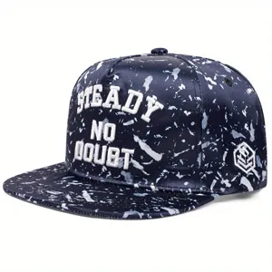 Vue detaillee de la casquette hip hop camouflage a visiere plate avec broderie.