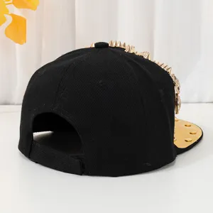 Berretto baseball nero a tesa piatta con borchie dorate, cappello punk hip-hop per uomo e donna.