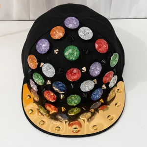 Berretto da baseball nero unisex con visiera dorata e borchie con gemme colorate.