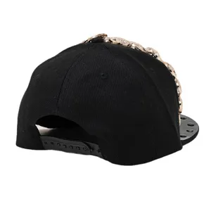 Cappello da baseball snapback nero con decorazione a catena d'oro, stile hip-hop.