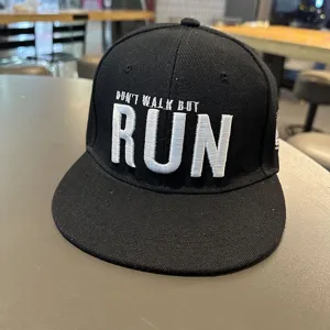 Gorra de béisbol hip hop de ala plana negra con bordado blanco sombrero streetwear para hombre y mujer