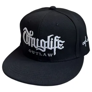 Gorra de hip hop negra clásica con visera plana y bordado blanco estilo urbano