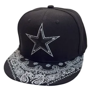 Vista detallada de gorra hip-hop negra con bordado de estrella y visera paisley.