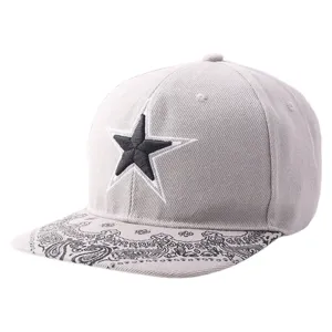 Primer plano de gorra hip-hop gris con visera plana, estrella bordada y motivo de cachemira.