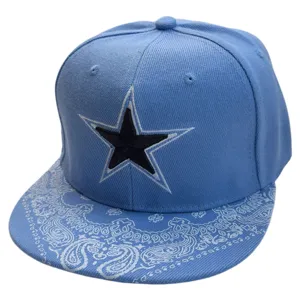 Gorra snapback hip-hop azul claro con estrella bordada negra y visera plana de paisley.