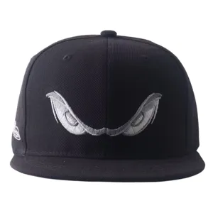 Gorra snapback hip-hop negra con un llamativo motivo de ojos bordado en la parte frontal.