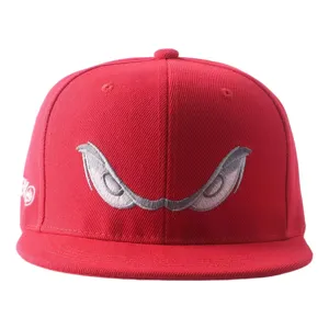 Gorra de beisbol plana roja hiphop con bordado de ojos enojados y detalle de logotipo lateral.