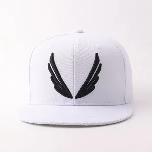 Gorra de béisbol hip-hop blanca con visera plana y detalle de alas negras bordadas