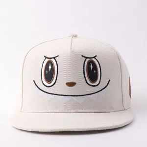 Gorra de béisbol hip-hop de ala plana beige con lindo bordado de ojos y dientes de dibujos animados.