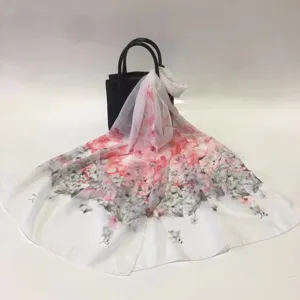 Detailansicht Damen Blumendruck Chiffon langer Schal leichter Sommer Strandtuch.