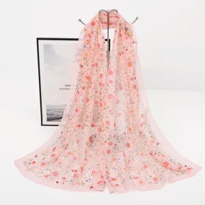 Detailaufnahme eines leichten rosa Chiffon-Schals mit elegantem Gänseblümchen-Druck