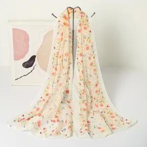Detailansicht eines leichten Schals aus Chiffon mit einem eleganten rosa Blumenmuster