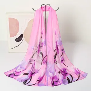Elegante Detailansicht eines rosa floralen Chiffon-Langschals auf einem silbernen Ständer