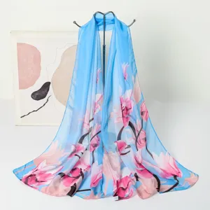 Elegante Darstellung eines blauen Chiffonschals mit rosa Blumendruck für die Damenmode