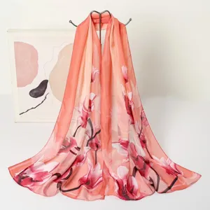 Detailansicht des eleganten Blumendrucks auf einem langen Chiffonschal für Damen