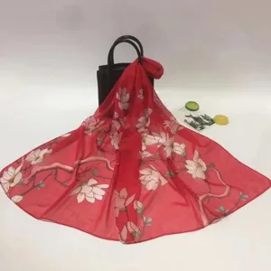 Roter floraler Chiffonschal für Damen, eleganter langer Strandschal und Sonnenschutztuch.