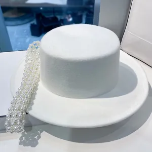 Elegante cappello piatto in lana bianca da donna con finitura a catena di perle in stile vintage.