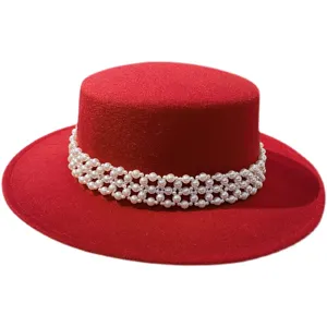 Cappello piatto in feltro di lana rosso con elegante catena di perle multistrato.