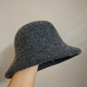 Verdikte wolmix vissershoed detailweergave, warme pluizige winterhoed voor dames dagelijks gebruik.