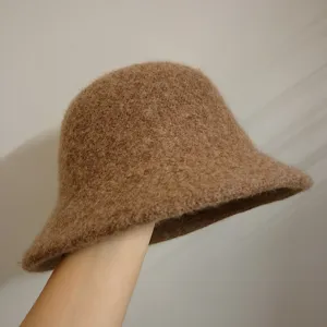 Verdikte wolmix emmerhoed voor dames, gezellige herfst en winter vissershoed in effen camel.