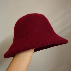 Verdikte rode wolvilt emmerhoed vrouwen, vintage koepelhoed warme herfst wintermuts stijl.