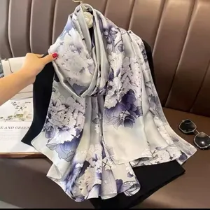 Eleganter Seidenschal mit lila Blumenmuster und Satin-Finish für stilvolle Damen