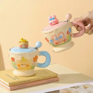 Süße Keramik Kaffeetasse Detailansicht mit Deckel und 3D Cartoon Hase und Bär Design.